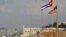 Las banderas cde Cuba y EEUU cerca de la Embajada estadounidense en La Habana. (Reuters/Alexandre Meneghini-Archivo)