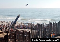 ARCHIVO - David "The Human Cannonball" Smith Jr. sale disparado sobre el muro fronterizo que divide Estados Unidos y México desde la zona conocidas como Playas de Tijuana hacia San Diego.