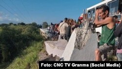 Lugar del accidente de tránsito en un puente sobre el río Yara, Granma. (CNC TV Granma).