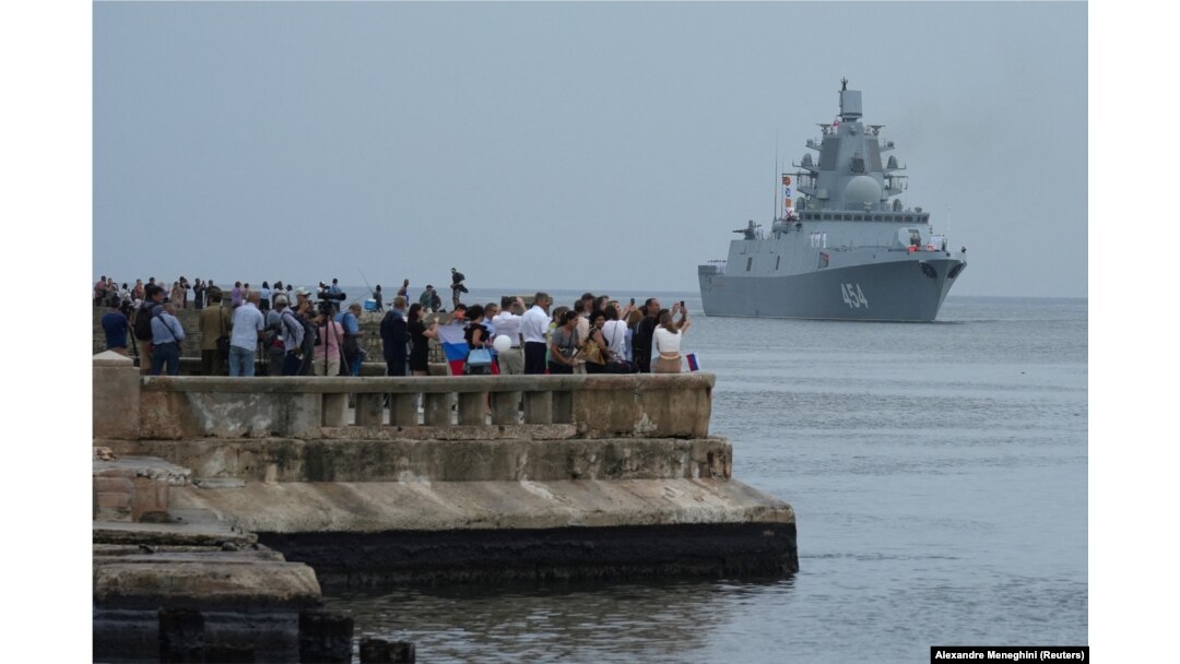 Cubanos observan la entrada a La Habana de la fragata rusa Almirante Gorshkov, este miércoles 12 de junio de 2024. (REUTERS/Alexandre Meneghini)
