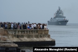 Cubanos observan la entrada a La Habana de la fragata rusa Almirante Gorshkov, este miércoles 12 de junio de 2024. (REUTERS/Alexandre Meneghini)