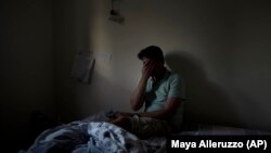 Eyal Barad en el refugio donde se escondió con su familia cuando hombres armados de Hamás atacaron al kibutz Nir Oz, en Israel, el 9 de noviembre de 2023. (Foto AP/Maya Alleruzzo)