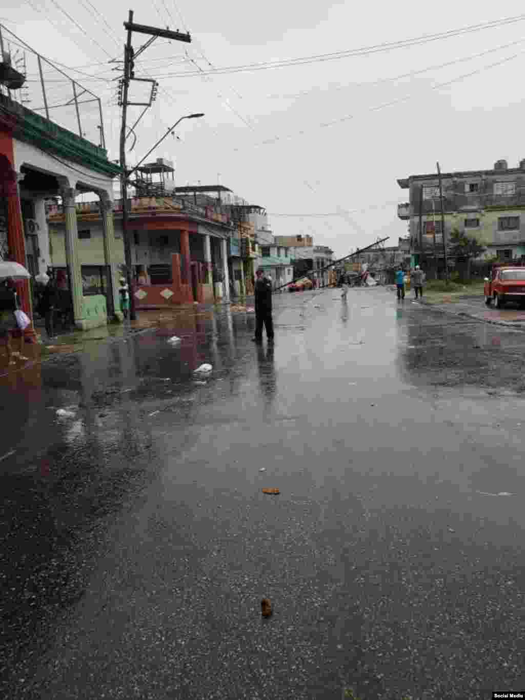 Un poste de electricidad caído en la Calzada de Luyanó y la calle San José, tras el impacto de fuertes vientos asociados a una baja extratropical a su paso por La Habana. (Facebook/Insmet)