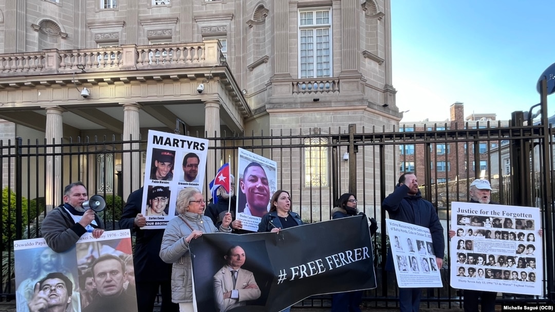 Activistas reunidos frente a la Embajada de Cuba en Washington, DC, el 18 de marzo del 2024, para expresar su apoyo a los cubanos que participan en protestas en la isla. (OCB).