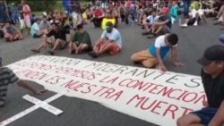 Migrantes de la caravana protestan frente a sede del INM en Huixtla