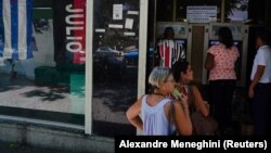 Cubanos hacen fila para retirar efectivo de un cajero automático (ATM) en un banco en La Habana. (REUTERS/Alexandre Meneghini)