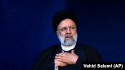 El presidente iraní Ebrahim Raisi en Kerman, a unos 820 kilómetros (510 millas) al sudeste de Teherán, Irán, el 5 de enero de 2024. (AP/Vahid Salemi)