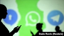 Siluetas de usuarios junto a los logos de WhatsApp, Telegram y Signal (REUTERS/Dado Ruvic)