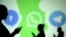 Siluetas de usuarios junto a los logos de WhatsApp, Telegram y Signal (REUTERS/Dado Ruvic)