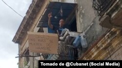 El opositor y ex preso político cubano Pompa López colgó en enero de 2024 un cartel en el balcón de su vivienda tras ser despedido.