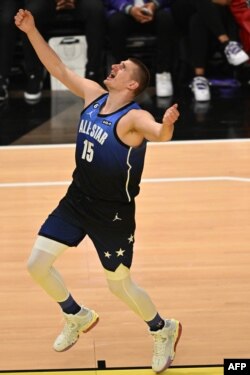 Nikola Jokic, de los Denver Nuggets, reacciona mientras intenta obtener un pase durante el Juego de Estrellas de la NBA entre el Equipo Giannis y el Equipo LeBron en el Vivint Arena en Salt Lake City, Utah, el 19 de febrero de 2023. (Foto de Patrick T. Fallon / AFP )