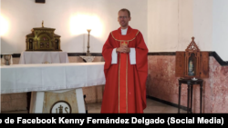 El sacerdote Kenny Fernández Delgado.