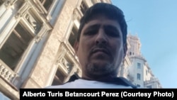 Activista Alberto Turis Betancourt campaña por la niña Amanda.