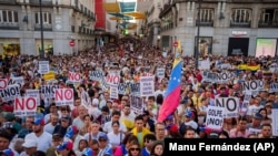 Manifestación en Madrid (España) el sábado 17 de agosto de 2024. Pancartas que dicen en español: «Por la libertad del pueblo venezolano». Foto: AP/Manu Fernández.