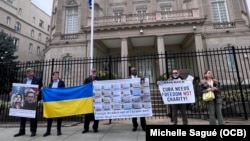 Activistas protestan frente a la embajada de Cuba en EEUU por apoyo del régimen a invasión rusa de Ucrania, Washington, D.C. 8 de marzo del 2024.