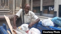 Un anciano busca entre la basura en una calle de La Habana. (Cortesía: Carlos Milanés)
