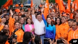 Los opositores María Corina Machado y Freddy Superlano durante un evento de campaña en Caracas, Venezuela, el viernes 13 de octubre de 2023.(AP/Ariana Cubillos)