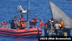 La tripulación del guardacostas de EEUU Isaac Mayo interceptó este barco migrante procedente de Cuba, a unas 72 millas al sur de Cayo Hueso, Florida, el 29 de marzo de 2023. 
