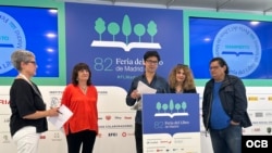 De izquierda a derecha: Eva Orúe, directora de la Feria del Libro de Madrid; Rosa Montero, escritora española; Yunior García Aguilera, dramaturgo cubano; Gioconda Belli, poeta nicaragüense, y Juan Carlos Chirinos, escritor venezolano. (M.S.)