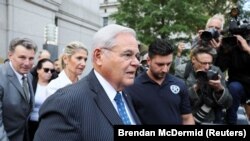 El senador Bob Menéndez abandona el Tribunal Federal, después de una audiencia sobre cargos de soborno. 27 de septiembre del 2023