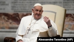 El papa Francisco saluda a los fieles antes de misa en la Basílica de San Pedro, en el Vaticano, el sábado 9 de marzo de 2024. (AP Foto/Alessandra Tarantino)
