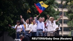 El candidato opositor Edmundo González saluda a sus partidarios después de que los resultados electorales otorgaron al presidente de Venezuela, Nicolás Maduro, otro mandato, Caracas, Venezuela, el 30 de julio de 2024. REUTERS/Gaby Oraa