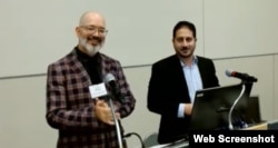 El académico estadounidense Ted A. Henken junto al editor en jefe de elTOQUE, José Jasán Nieves, tras el anuncio del LASA Media Award 2023. (Captura de video/Facebook LASA)