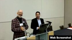 El académico estadounidense Ted A. Henken junto al editor en jefe de elTOQUE, José Jasán Nieves, tras el anuncio del LASA Media Award 2023. (Captura de video/Facebook LASA)