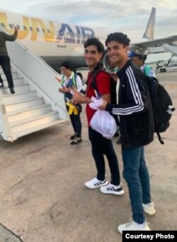 Marcos y Adrián abordan el vuelo chárter que los llevó a Nicaragua.