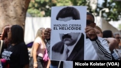 Un manifestante sostiene un cartel contra el gobierno del presidente venezolano Nicolás Maduro. 