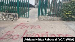 Sedes de varios partidos de oposición, como el de la candidata presidencial opositora, María Corina Machado, vandalizados con grafitis durante la madrugada del martes 23 de enero.