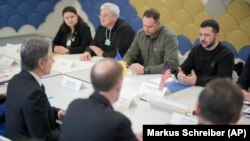 El presidente ucraniano, Volodymyr Zelenskyy, habla con el secretario de Estado de EEUU, Antony Blinken, en la reunión anual del Foro Económico Mundial en Davos, Suiza, el martes 16 de enero de 2024. (Foto AP/Markus Schreiber)