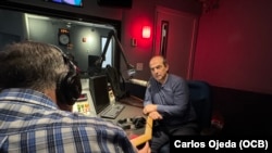 Javier Larrondo en una entrevista en Radio Martí.