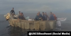 Cubanos en una embarcación interceptada por la Guardia Costera de EEUU. Foto @USCGSoutheast