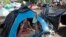 Una migrante en una tienda de campaña espera su permiso de tránsito para atravesar Honduras hacía Guatemala en su ruta a EEUU, en octubre de 2023.  (AP/Elmer Martinez)