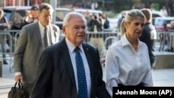 El senador estadounidense Bob Menendez y su esposa Nadine Menendez llegan a un tribunal federal de Nueva York, el miércoles 27 de septiembre de 2023. (AP Foto/Jeenah Moon)