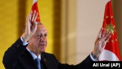 El presidente turco Recep Tayyip Erdogan, saluda a sus simpatizantes en el palacio presidencial de Ankara, Turquía, el domingo 28 de mayo de 2023. (AP Foto/Ali Unal)