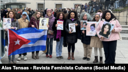 Activistas contra la violencia de género en Cuba, participaron el 8 de marzo de 2024 en una marcha en Madrid. La solicitud de aprobación de una Ley Contra la Violencia de Género por varias organizaciones independientes de la isla está pendiente desde hace cinco años.