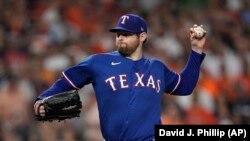 El abridor de los Texas Rangers, Jordan Montgomery, lanza durante la primera entrada del Juego 1 de la Serie de Campeonato de la Liga Americana contra los Astros de Houston, el domingo 15 de octubre de 2023 en Houston. (Foto AP/David J. Phillip)