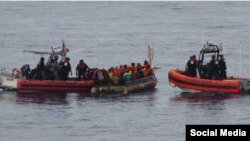 25 migrantes interceptados en el mar y repatriados a Cuba. Foto Twitter/Servicio de Guardacostas Sector Sureste.