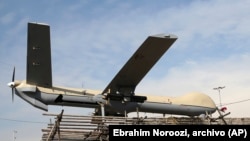 En imagen de archivo del 11 de febrero de 2016, un dron iraní Shahed-129 es exhibido en Teherán, Irán. (AP Foto/Ebrahim Noroozi, archivo)