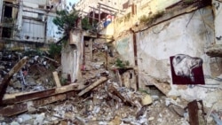 Obra del artista cubano Yulier P. El grafitero aprovecha las ruinas de los derrumbes, para insertar sus piezas en el espacio urbano.