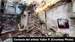 Obra del artista cubano Yulier P. El grafitero aprovecha las ruinas de los derrumbes, para insertar sus piezas en el espacio urbano.