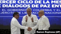 Miguel Díaz-Canel (centro), el presidente de Colombia Gustavo Petro (izq.) y el comandante del ELN Antonio García, durante la firma del cese el fuego, en La Habana, el 9 de junio. (AP/Ramon Espinosa)