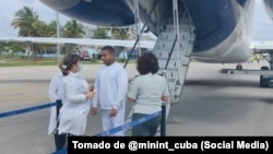El Ministerio del Interior de Cuba mostró imágenes de los inmigrantes retornados por la vía aérea.