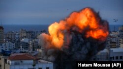 Fuego y humo se elevan tras un ataque aéreo israelí en la ciudad de Gaza, este domingo, 8 de octubre de 2023. (AP/Hatem Moussa)