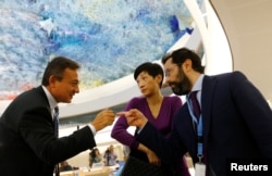 La legisladora prodemocracia de Hong Kong, Tanya Chan, escucha a Hillel Neuer —director ejecutivo de UN Watch— y a un delegado en una sesión del Consejo de Derechos Humanos de las Naciones Unidas en Ginebra, Suiza, el 16 de septiembre de 2019. REUTERS/Denis Balibouse