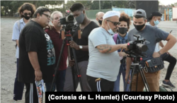 El cineasta cubano Léster Hamlet con su equipo de trabajo en el destierro (Cortesía de L. Hamlet)