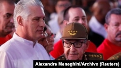 Miguel Díaz-Canel junto a Raúl Castro en una imagen de archivo
