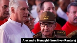 Miguel Díaz-Canel junto a Raúl Castro, en julio de 2025. (REUTERS/Alexandre Meneghini/Archivo)